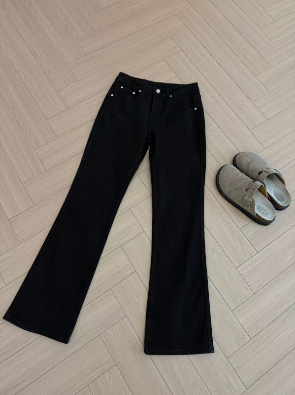 Muške Cleanfit traperice, crni denim, ravni kroj s blagim izbočenjem u donjem kraju, srednji pojas, zip, pamuk