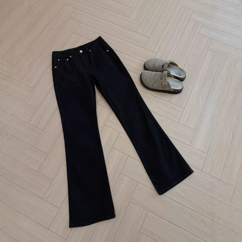 Muške Cleanfit traperice, crni denim, ravni kroj s blagim izbočenjem u donjem kraju, srednji pojas, zip, pamuk