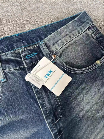 523 traperice, slim fit, blago proširene ravne nogavice, pamuk denim, ukrasni gumbi