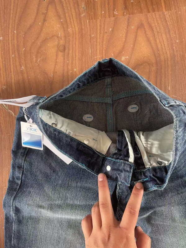 523 traperice, slim fit, blago proširene ravne nogavice, pamuk denim, ukrasni gumbi