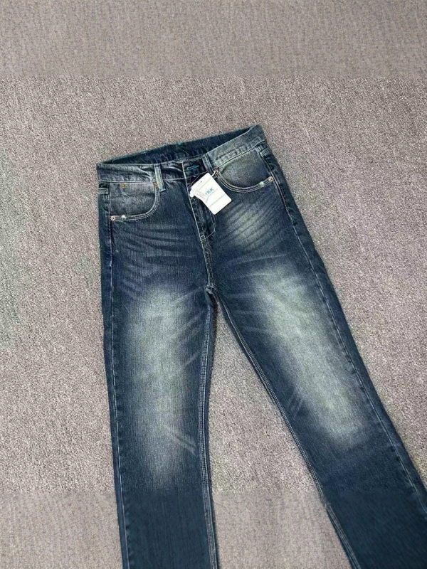 523 traperice, slim fit, blago proširene ravne nogavice, pamuk denim, ukrasni gumbi