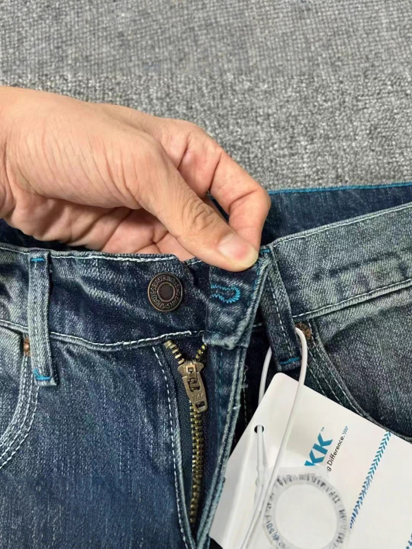 523 traperice, slim fit, blago proširene ravne nogavice, pamuk denim, ukrasni gumbi