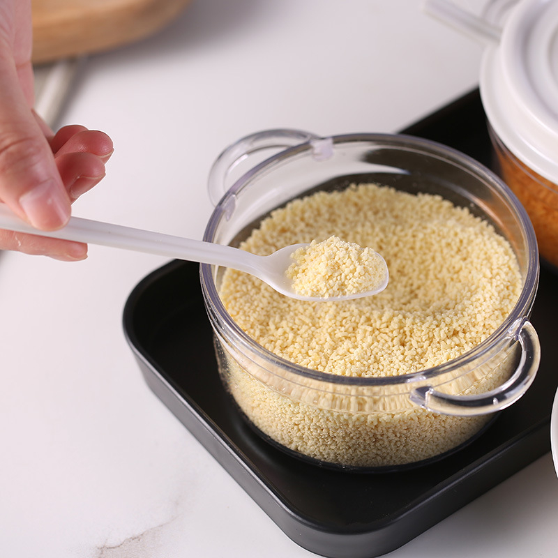 Set plastičnih posuda za začine s preklopnim poklopcem, dva ili tri odjeljka, kuhinjski set u nordijsko–japanskom stilu.