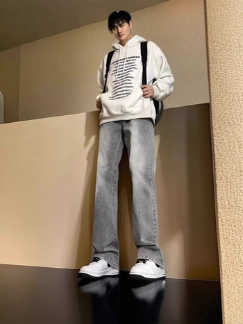 Muške traperice u američkom stilu, cementno-sive boje, podstavljene fleeceom, vintage dizajn, slim fit, blago proširene nogavice, ravnog kroja