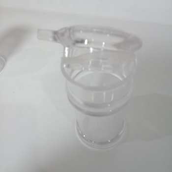 Plastični set začina za kuhinju i restoran: bočice za ocat i sojin sos, staklenke za papar i šećer, spremnici za pohranu na stolu