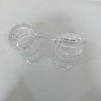 Plastični set začina za kuhinju i restoran: bočice za ocat i sojin sos, staklenke za papar i šećer, spremnici za pohranu na stolu