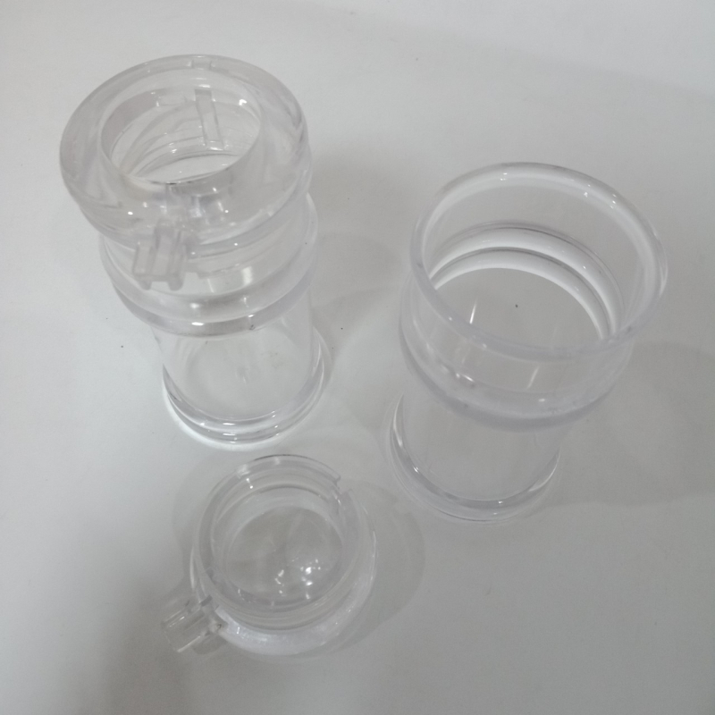 Plastični set začina za kuhinju i restoran: bočice za ocat i sojin sos, staklenke za papar i šećer, spremnici za pohranu na stolu