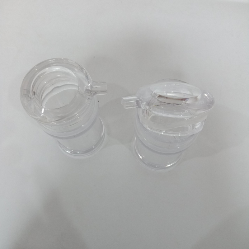 Plastični set začina za kuhinju i restoran: bočice za ocat i sojin sos, staklenke za papar i šećer, spremnici za pohranu na stolu