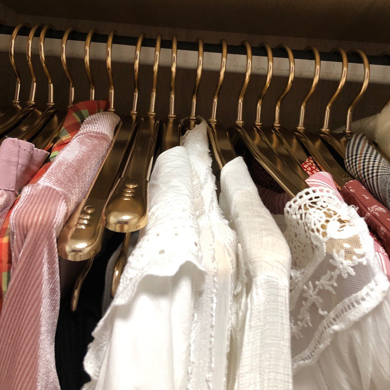 Vješalica za odjeću od kosmičkog aluminijskog legura — bezšivni dizajn, zaštita ramena od deformacije, pogodna za odijela, lagana luksuzna vješalica garderobe