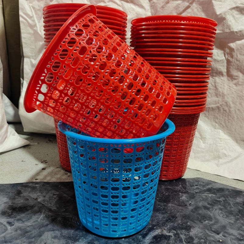 Veliki plastični kantu za otpadke za kućnu upotrebu; pogodna za spavaću sobu, kuhinju i kupaonu; bez poklopca; cilindrični oblik; velika zapremina