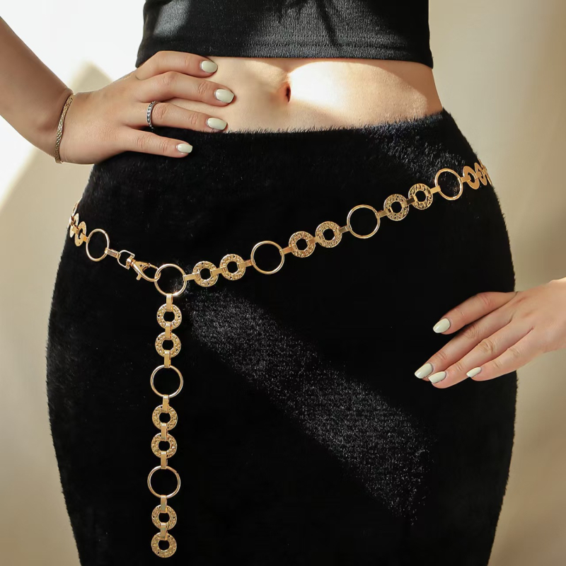 Metalni pojas za struk s izrezanim prstenima — moderan body chain s luksuznim dizajnom