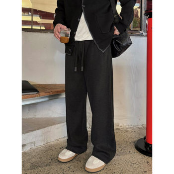 Ανδρικά παντελόνια σε στυλ Old Money, σκούρο γκρι με καμπύλο τελείωμα, φθινοπωρινά–χειμερινά, φαρδιά γραμμή, ρετρό αμερικανικό στυλ, casual