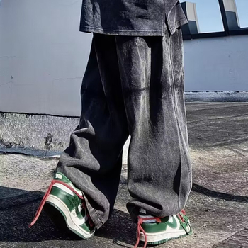 Muške traperice od denima u hip-hop retro urbano stilu, ravna kroja, široke nogavice.
