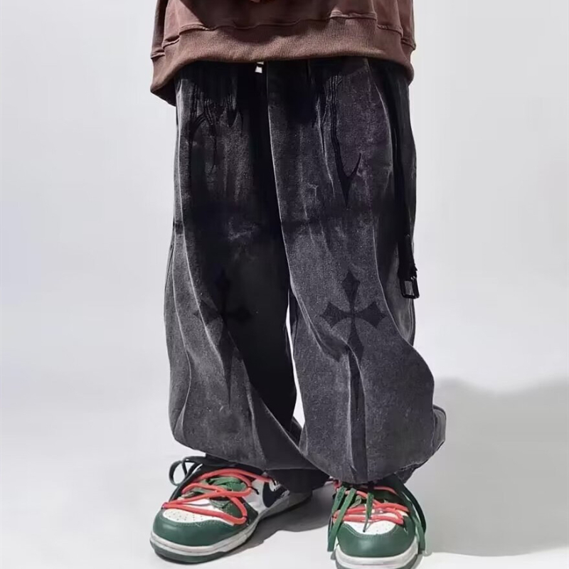 Muške traperice od denima u hip-hop retro urbano stilu, ravna kroja, široke nogavice.