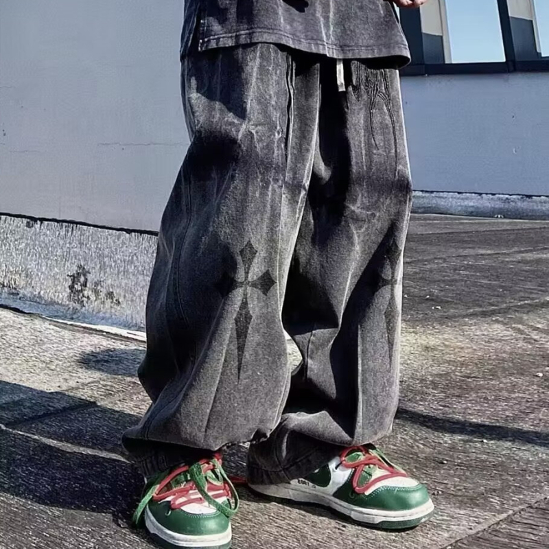 Muške traperice od denima u hip-hop retro urbano stilu, ravna kroja, široke nogavice.