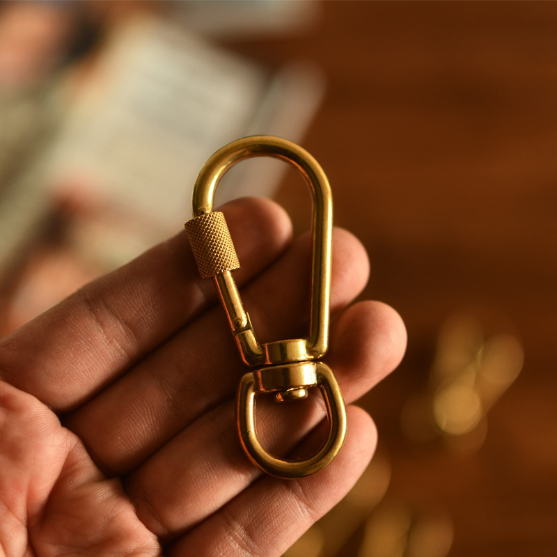 Kožni kaiš za torbu sa žutim kopčom – metalni hardver za karabiner i uzicu za kućne ljubimce