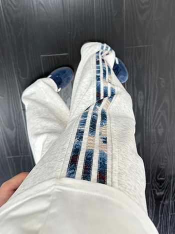 Muške pletene sportske hlače s cvjetnim prugama, sive s bijelom, opuštena straight kroj, bočno tri pruge