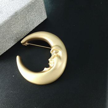 Modna francuska retro broš s mat zlatim polumjesecom – Kind Moon Grandma, elegantan minimalistički pin