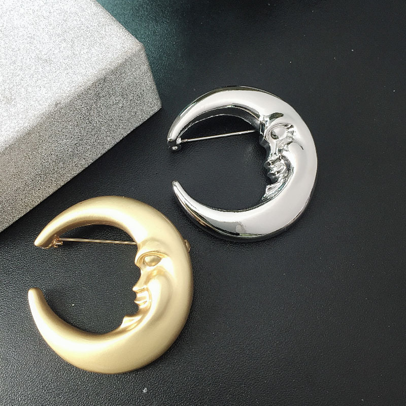 Modna francuska retro broš s mat zlatim polumjesecom – Kind Moon Grandma, elegantan minimalistički pin