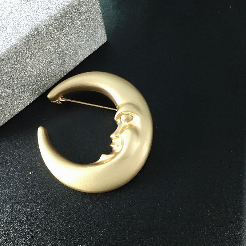 Modna francuska retro broš s mat zlatim polumjesecom – Kind Moon Grandma, elegantan minimalistički pin