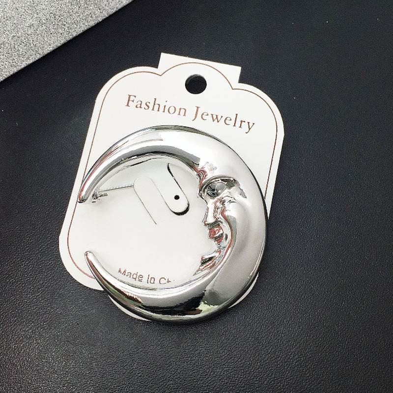 Modna francuska retro broš s mat zlatim polumjesecom – Kind Moon Grandma, elegantan minimalistički pin
