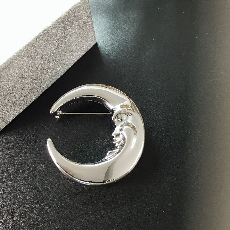 Modna francuska retro broš s mat zlatim polumjesecom – Kind Moon Grandma, elegantan minimalistički pin