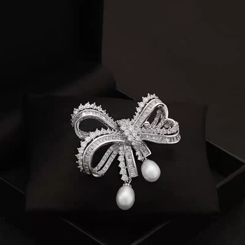 Biserna mašna broš za sako i kaput, elegantan dodatak u Chanel stilu