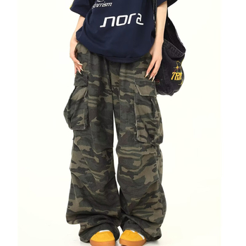 Ανδρικά τζιν καμουφλάζ σε αμερικανικό ρετρό στυλ, με μεγάλες τσέπες, άνετη εφαρμογή και ίσιο κόψιμο