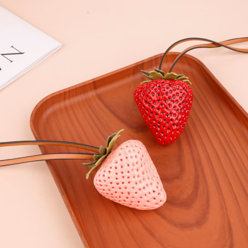 3D veliki privjesak za torbu u obliku jagode i personalizirani privjesak za ključeve za ženske torbe