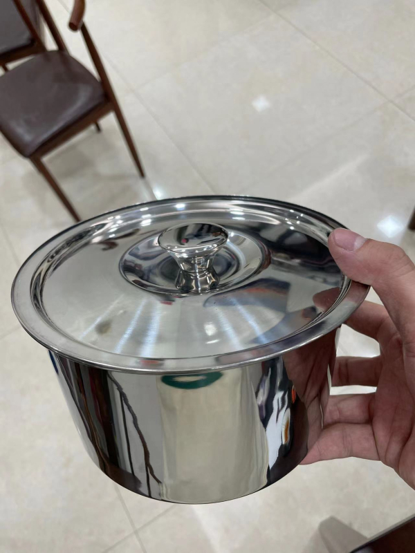 Posuda od nehrđajućeg čelika sa poklopcem za začine