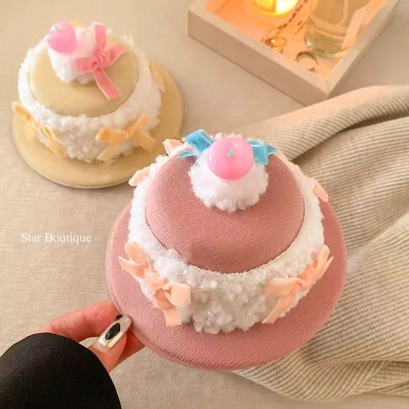 Krema torta! Plyš kapa s mašnicom i kopčom za kosu – rekviziti za rođendanske fotografije