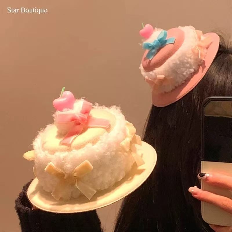 Krema torta! Plyš kapa s mašnicom i kopčom za kosu – rekviziti za rođendanske fotografije