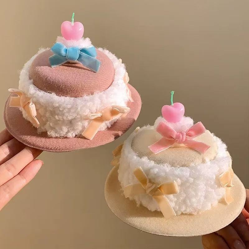 Krema torta! Plyš kapa s mašnicom i kopčom za kosu – rekviziti za rođendanske fotografije