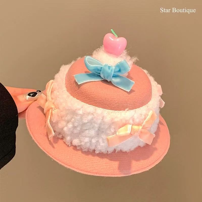 Krema torta! Plyš kapa s mašnicom i kopčom za kosu – rekviziti za rođendanske fotografije