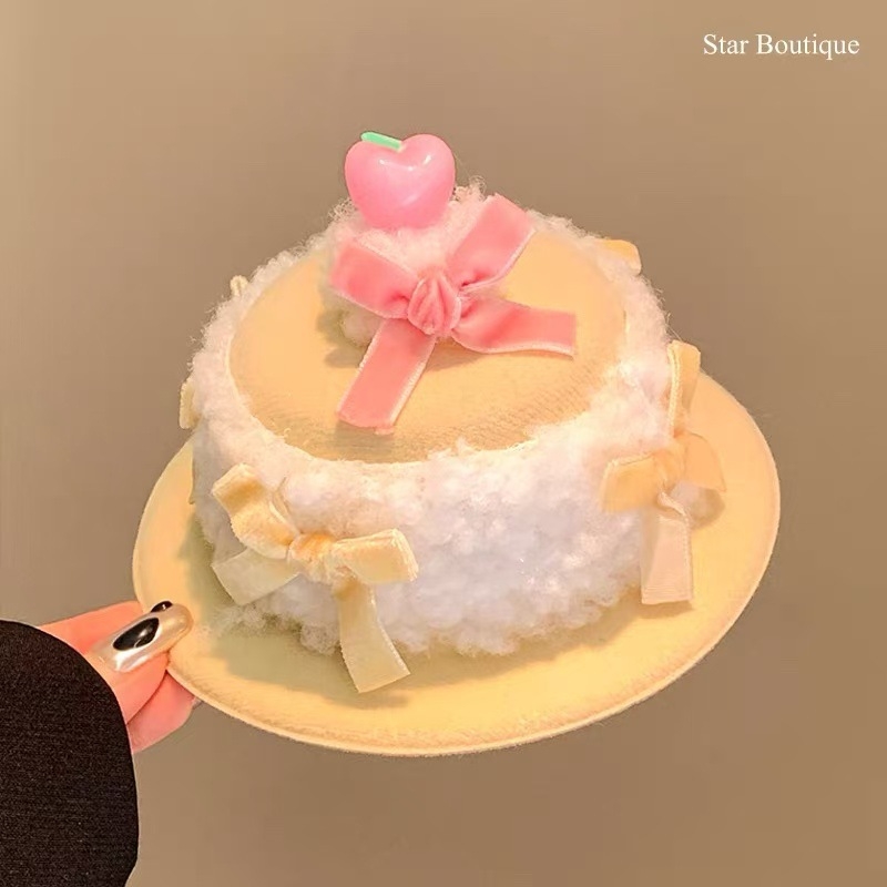 Krema torta! Plyš kapa s mašnicom i kopčom za kosu – rekviziti za rođendanske fotografije