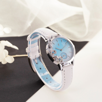 Licencirani sat s dekorativnim okvirom Wei Wuxian i Lan Wangji – kvarcni mehanizam, kožni remen, okrugli brojčanik promjera 32 mm, kamen sreće, vodootpornost do 3 ATM