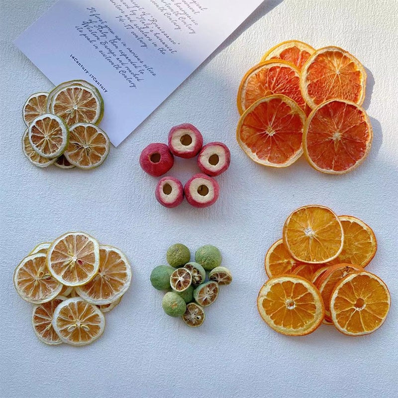 DIY set svijeće: ploške limuna i naranče, suho cvijeće, ispod staklene kupole