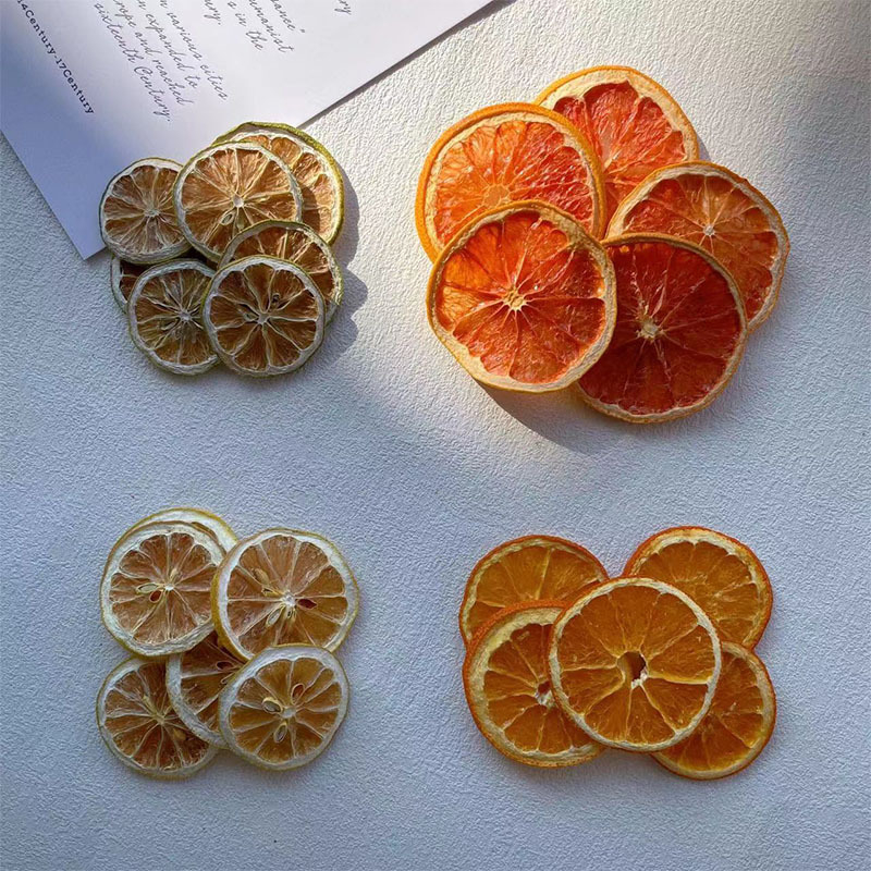 DIY set svijeće: ploške limuna i naranče, suho cvijeće, ispod staklene kupole