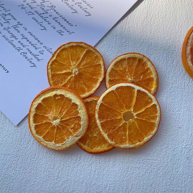 DIY set svijeće: ploške limuna i naranče, suho cvijeće, ispod staklene kupole