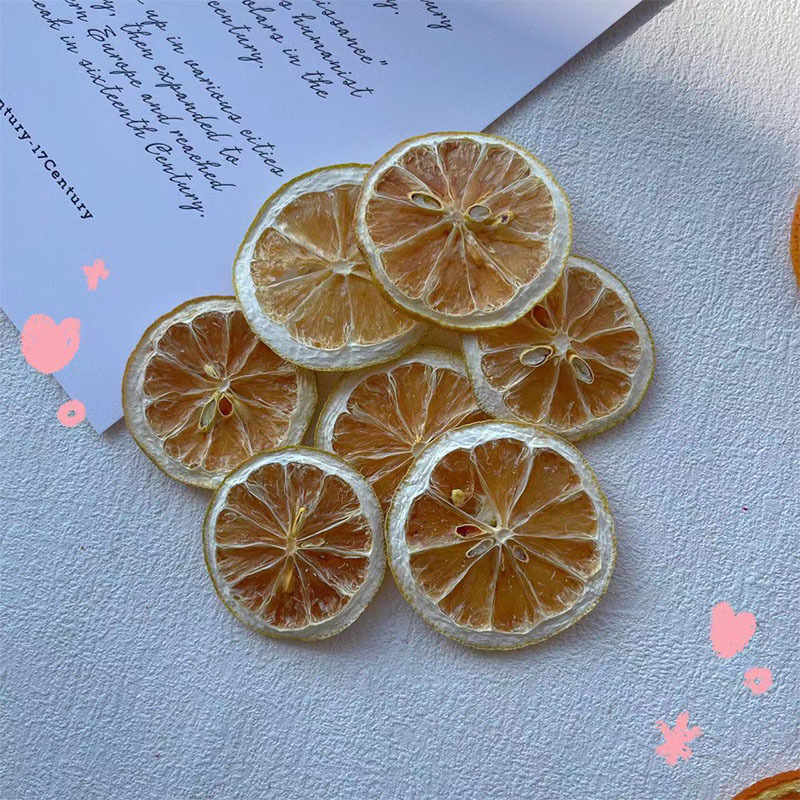 DIY set svijeće: ploške limuna i naranče, suho cvijeće, ispod staklene kupole