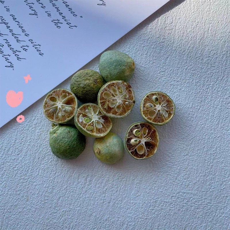 DIY set svijeće: ploške limuna i naranče, suho cvijeće, ispod staklene kupole