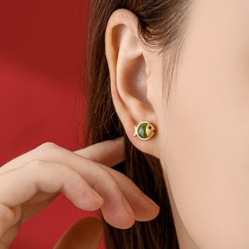 Yuexin S925 srebrne naušnice s Hetian jade, pozlaćene, jedinstven oblik ribe, elegantne male naušnice za žene