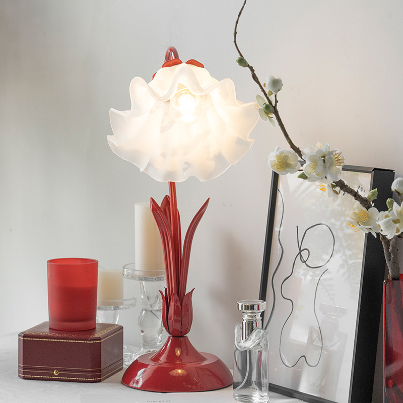 Crvena svadbena stolna lampa s cvjetnim dizajnom