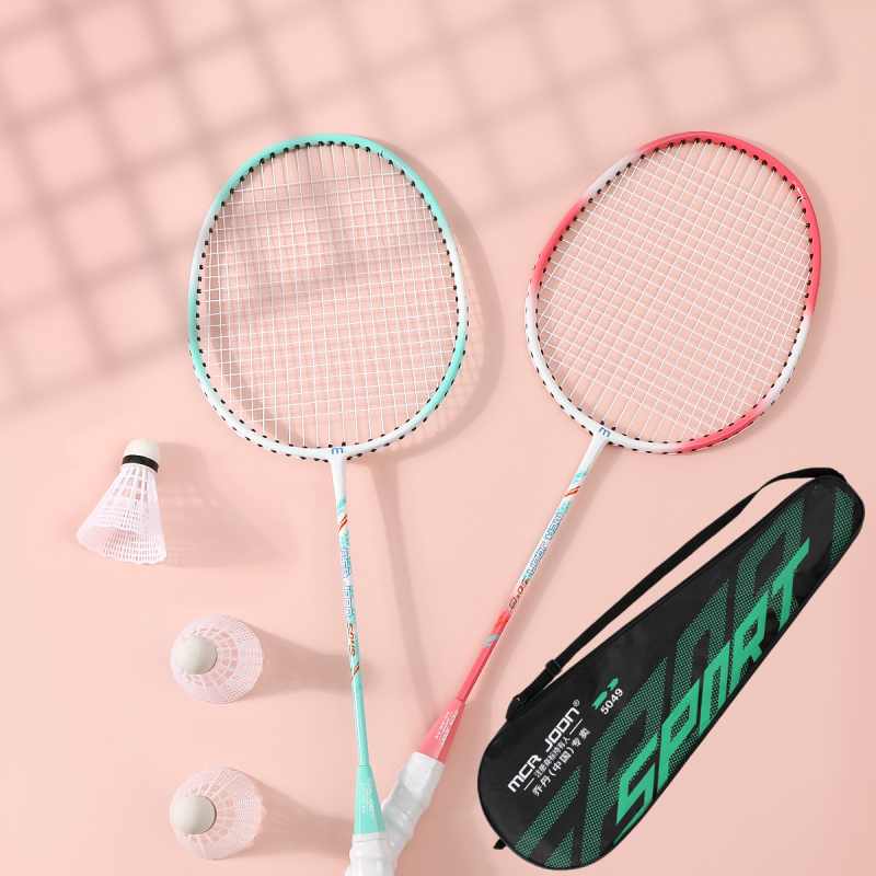 Set dviju badminton raketa – ultra lagane, izdržljive, visoke elastičnosti; pogodno za početnike, djecu i odrasle; idealno za obiteljsku igru i zabavu