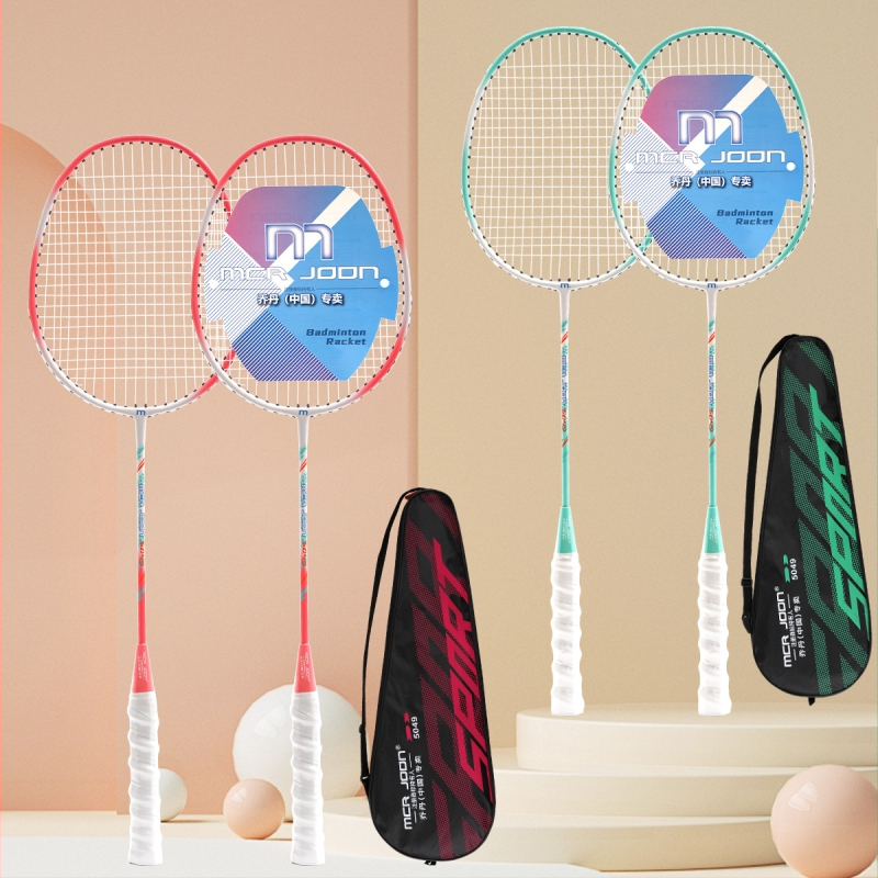 Set dviju badminton raketa – ultra lagane, izdržljive, visoke elastičnosti; pogodno za početnike, djecu i odrasle; idealno za obiteljsku igru i zabavu