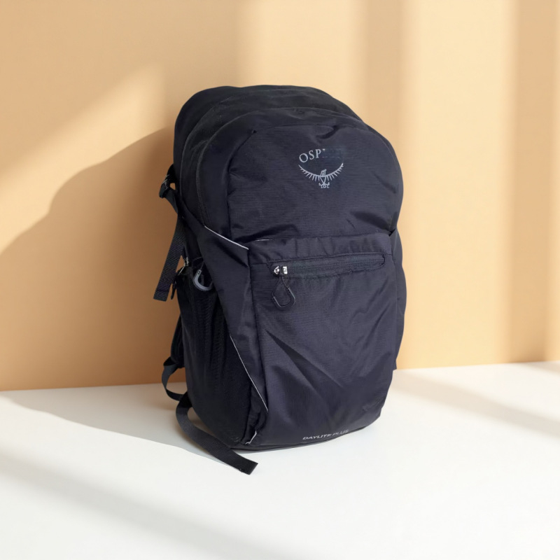 Ľahký vodeodolný turistický batoh s priehradkou na notebook, vhodný na outdoorové aktivity