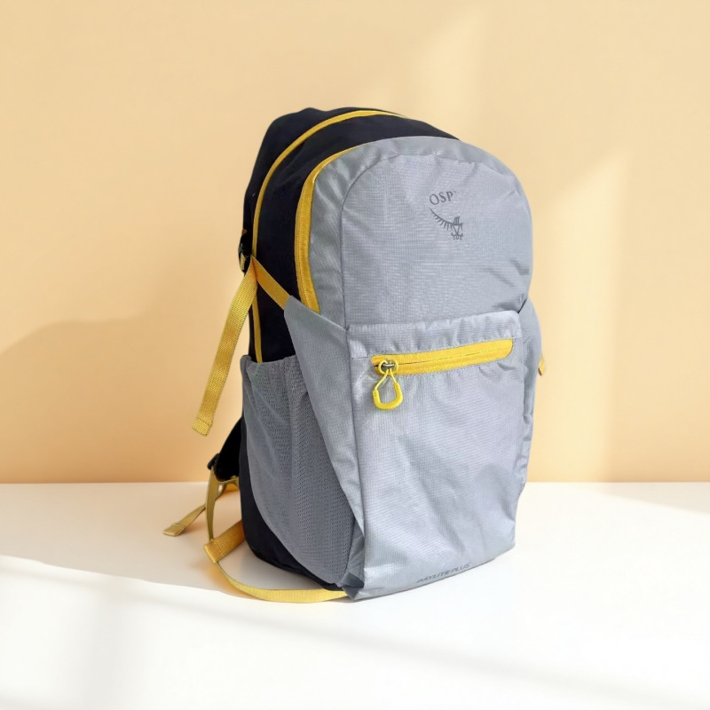 Ľahký vodeodolný turistický batoh s priehradkou na notebook, vhodný na outdoorové aktivity
