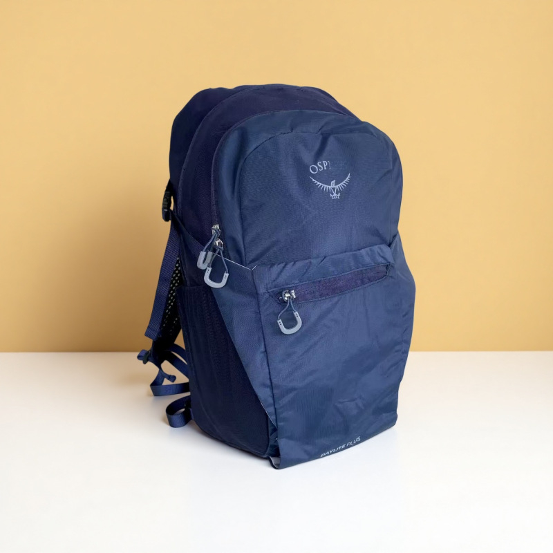 Ľahký vodeodolný turistický batoh s priehradkou na notebook, vhodný na outdoorové aktivity