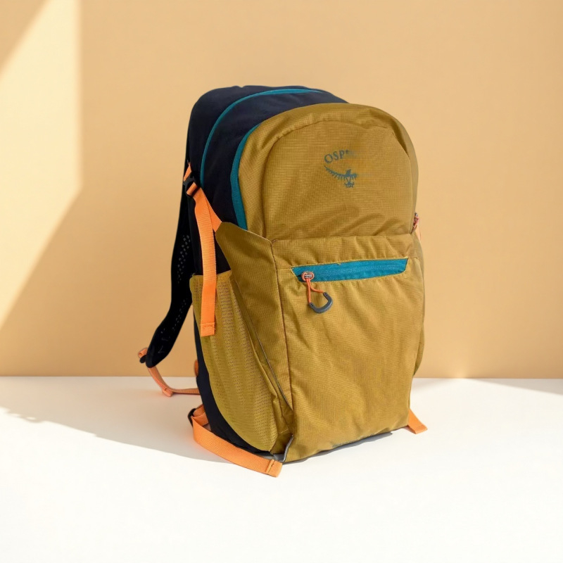 Ľahký vodeodolný turistický batoh s priehradkou na notebook, vhodný na outdoorové aktivity
