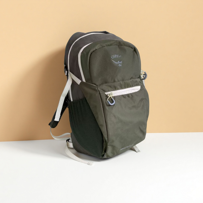 Ľahký vodeodolný turistický batoh s priehradkou na notebook, vhodný na outdoorové aktivity
